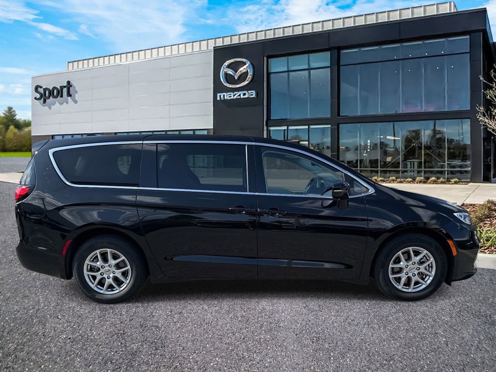Used 2024 Chrysler Pacifica Touring-L image 2