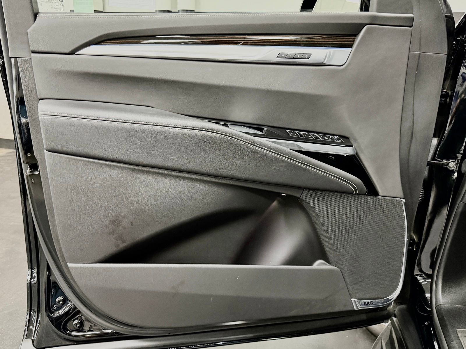 Used 2025 Cadillac Escalade ESV Premium Luxury image 18