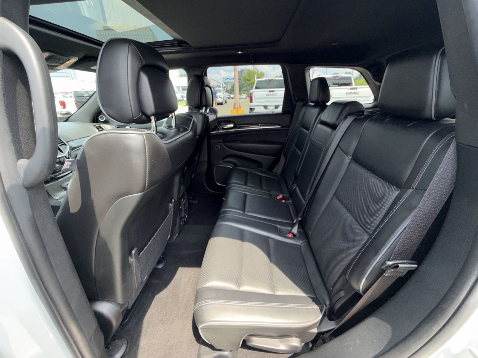 Used 2019 Jeep Grand Cherokee Overland AWD/4WD image 25