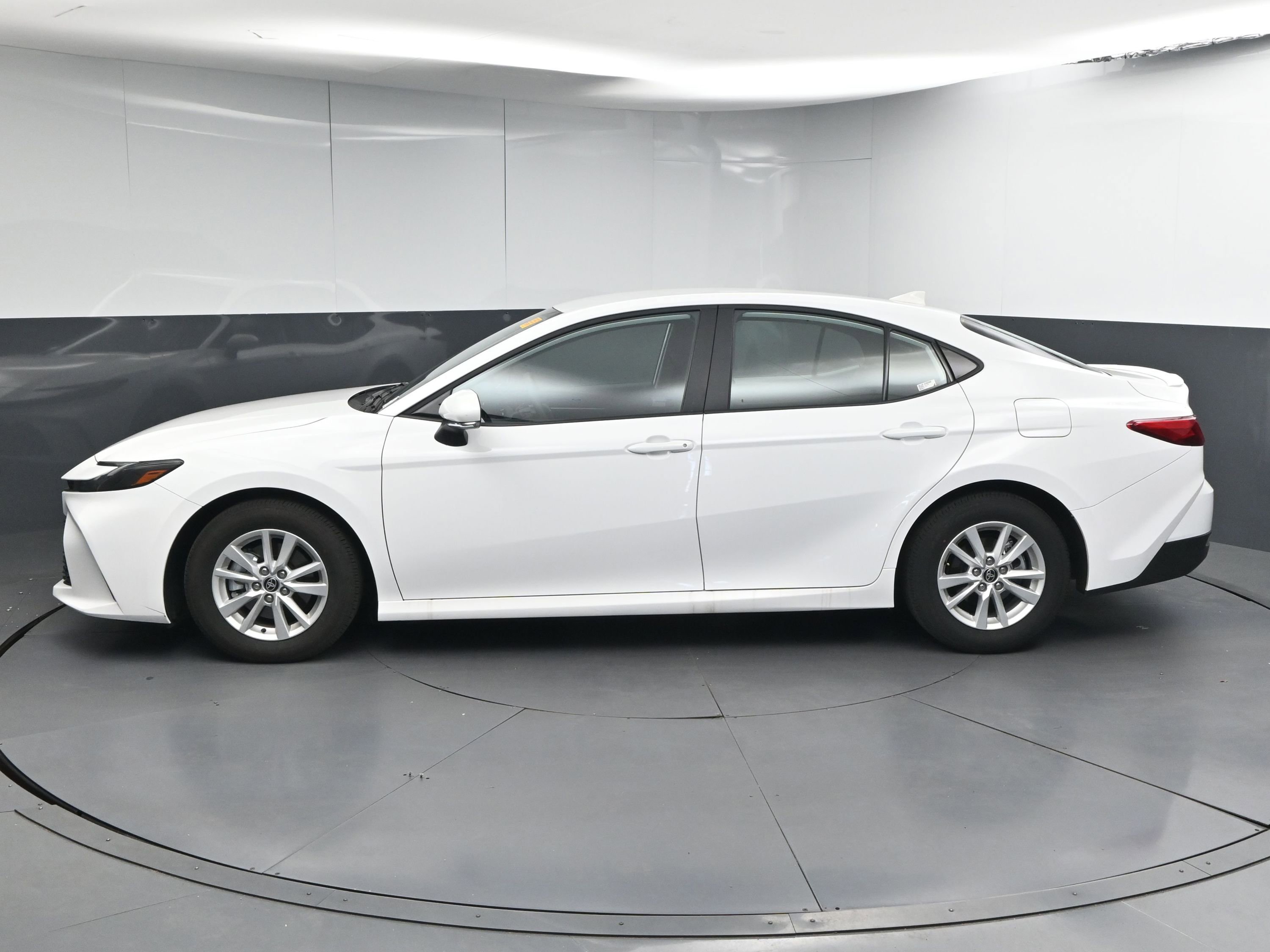 Used 2025 Toyota Camry LE w/ Convenience Package image 5