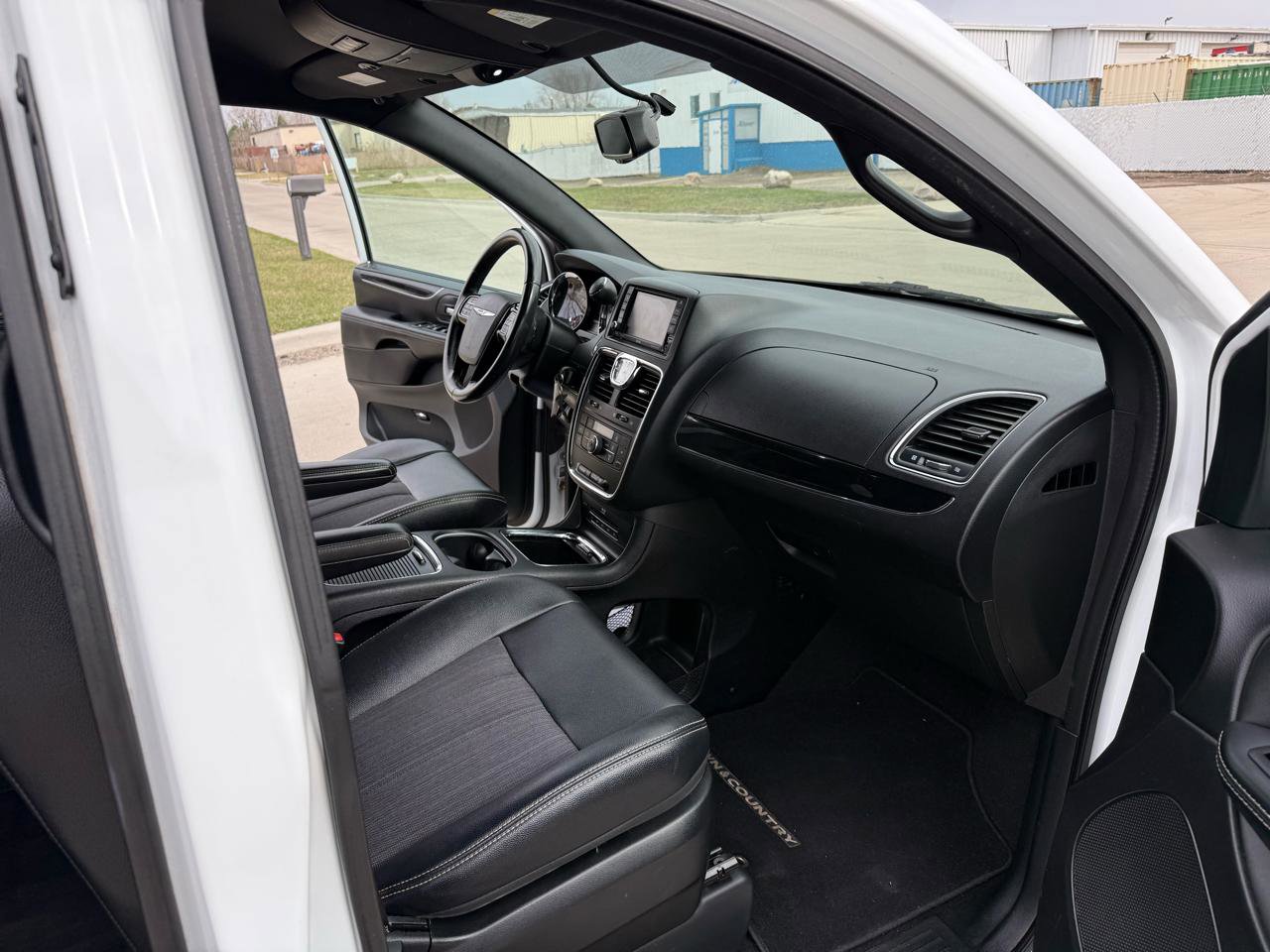 Used 2014 Chrysler Town & Country S FWD image 27