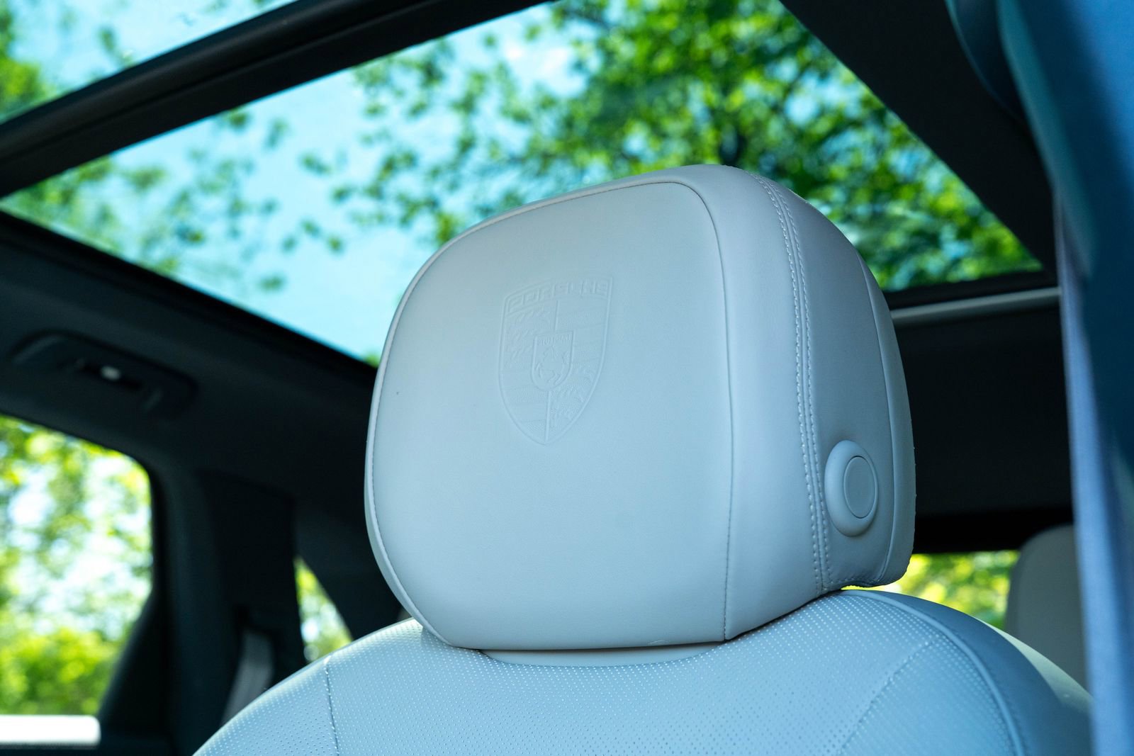 Certified 2023 Porsche Cayenne Platinum Edition image 31