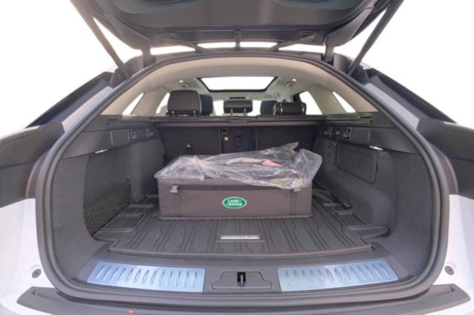 New 2025 Land Rover Range Rover Velar Dynamic SE image 15