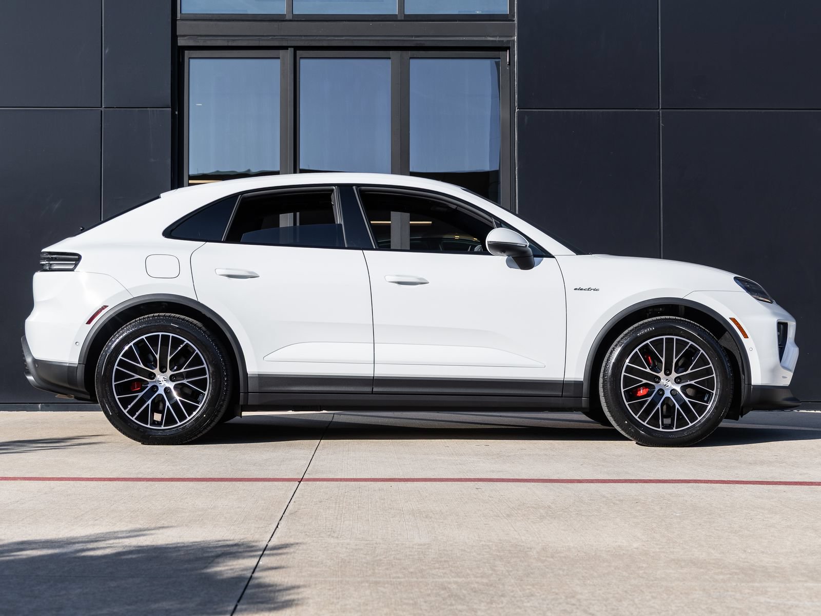 Certified 2025 Porsche Macan 4S Electric AWD/4WD image 12
