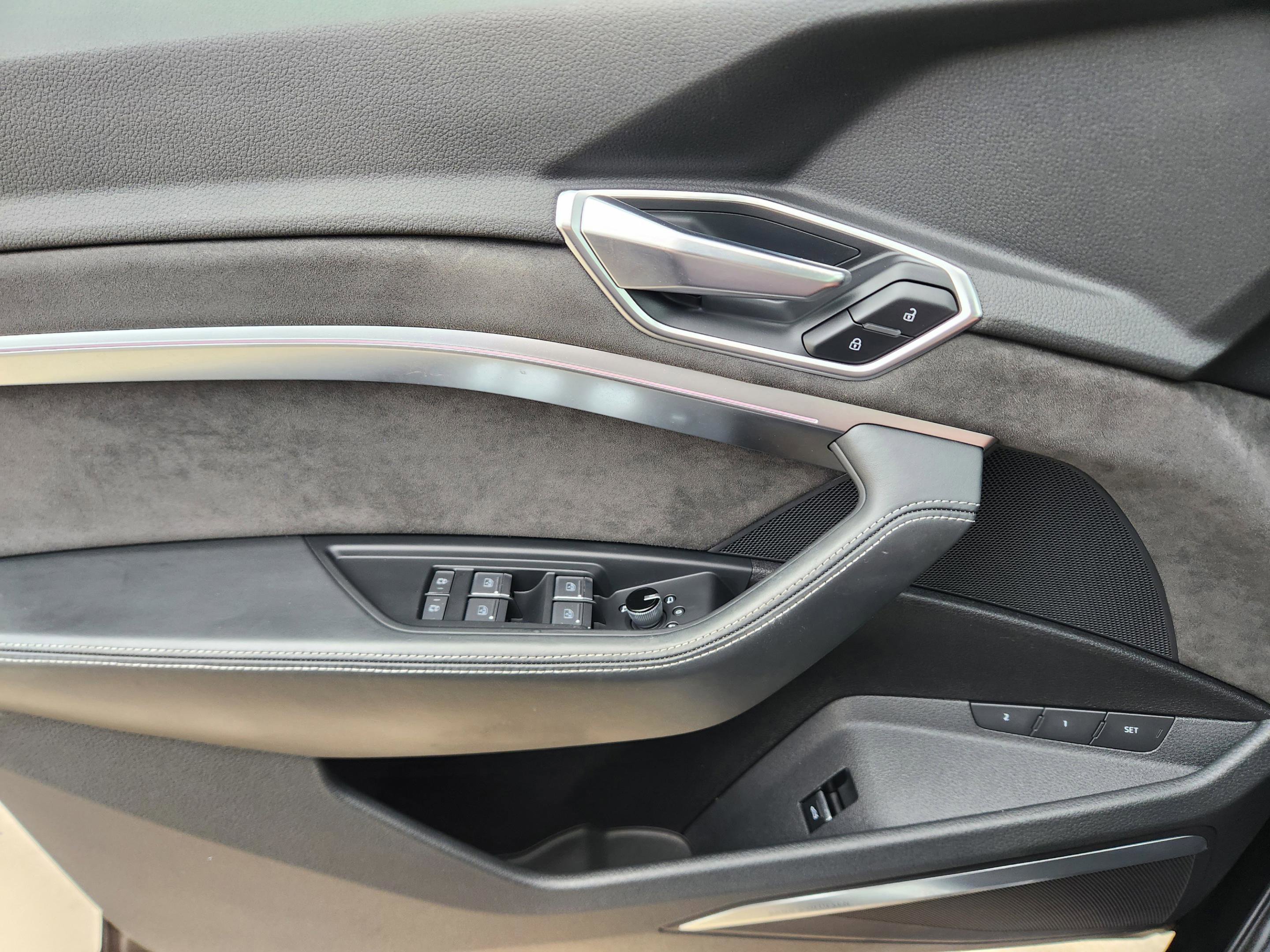 Used 2019 Audi e-tron Prestige w/ Prestige Package image 17