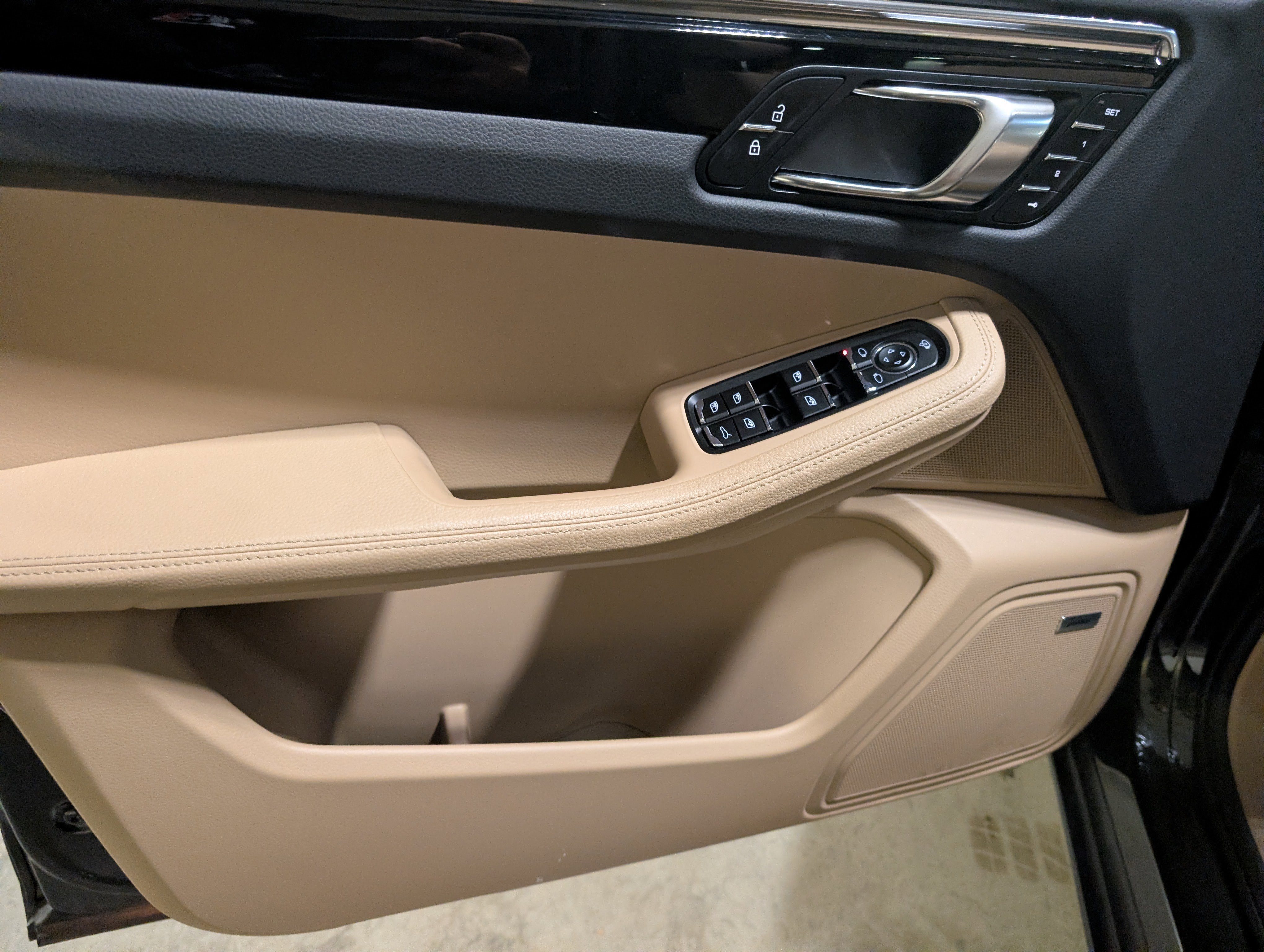 Certified 2025 Porsche Macan image 18