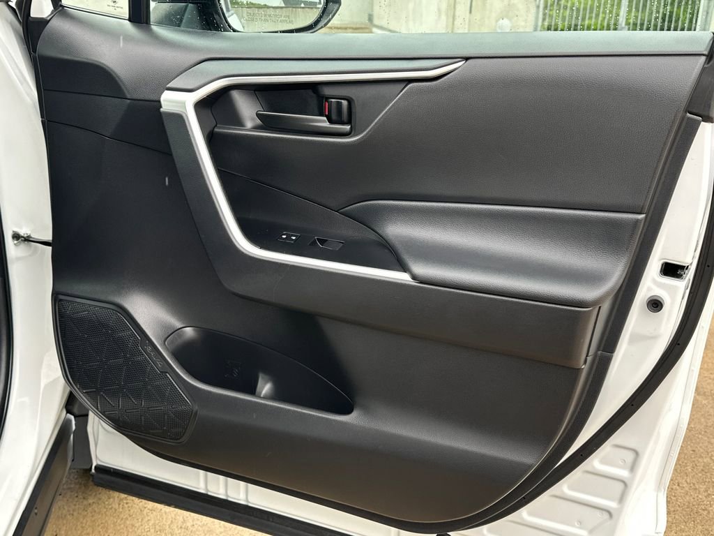 Used 2021 Toyota RAV4 LE AWD/4WD image 13