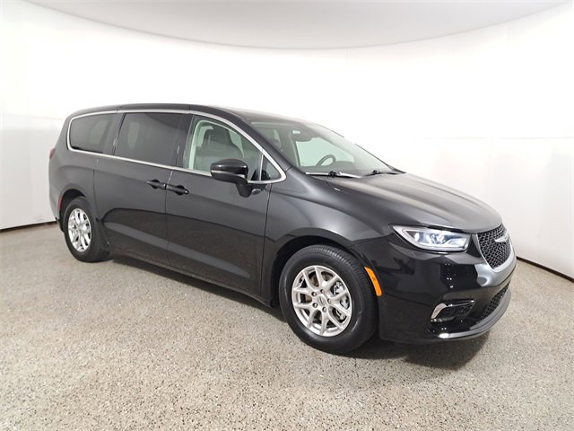 Used 2023 Chrysler Pacifica Touring-L image 4