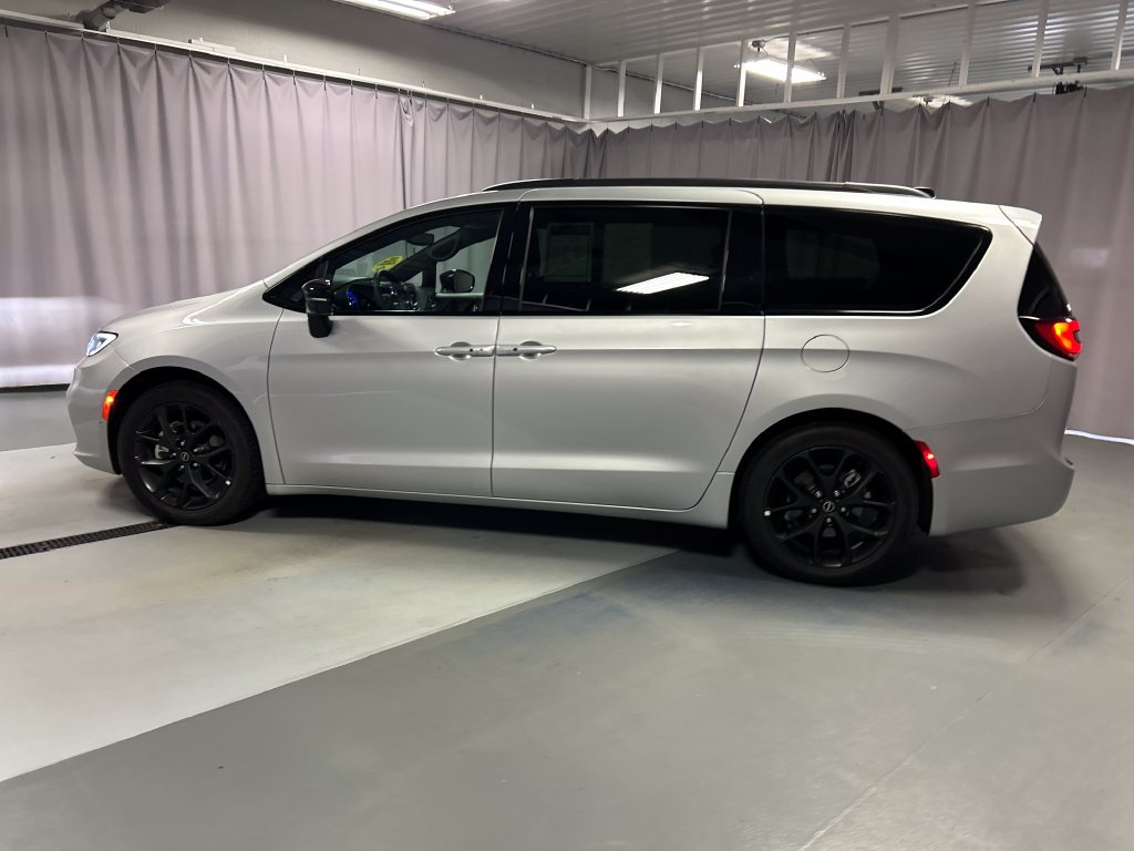 Used 2026 Chrysler Pacifica Select w/ S Appearance Package FWD image 4