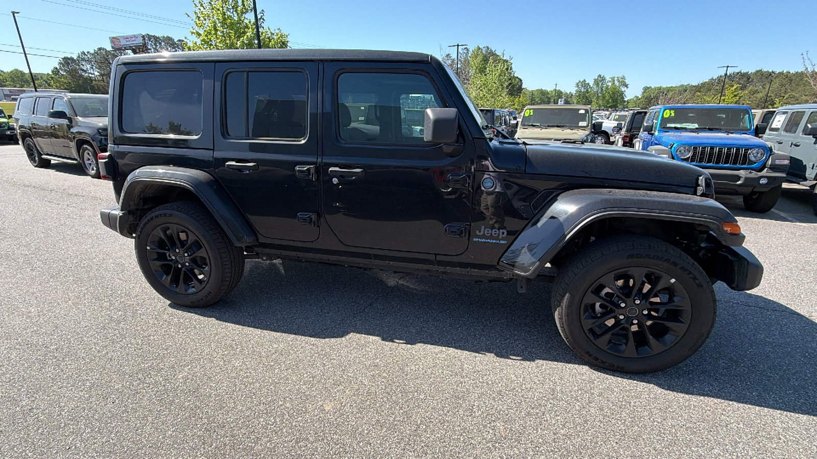 Used 2025 Jeep Wrangler Unlimited Sahara w/ Safety Group AWD/4WD image 7