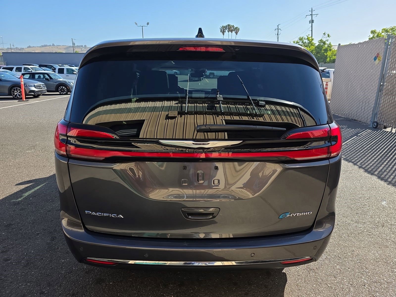 Used 2023 Chrysler Pacifica Limited w/ Uconnect Theater Family Group FWD image 5