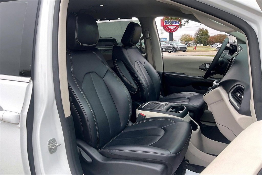 Used 2024 Chrysler Pacifica Touring-L image 33