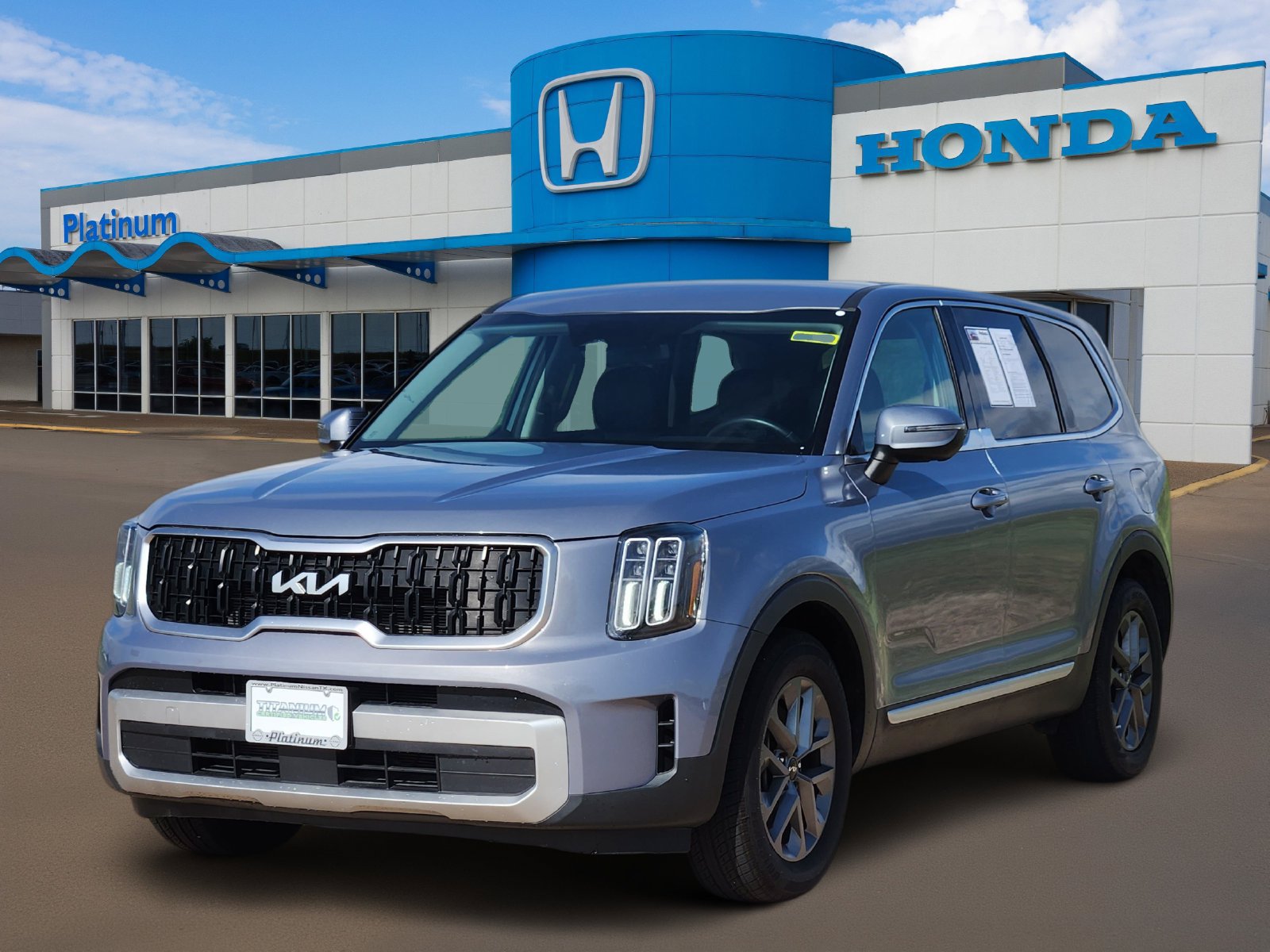 Used 2024 Kia Telluride LX FWD image 2