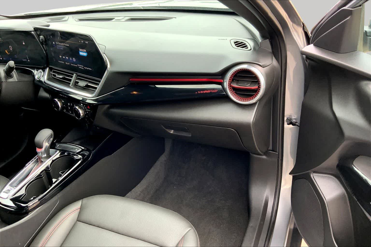 Certified 2025 Chevrolet Trax RS w/ Sunroof Package FWD image 19