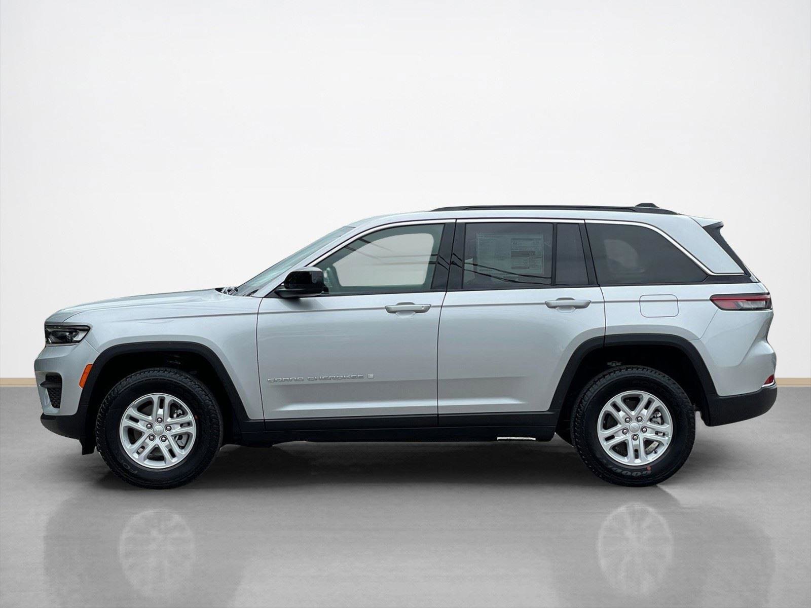 Used 2025 Jeep Grand Cherokee Laredo AWD/4WD image 5