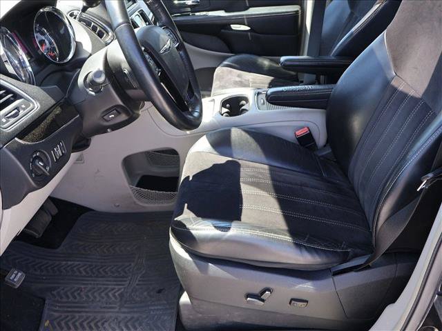Used 2014 Chrysler Town & Country Touring-L FWD image 4