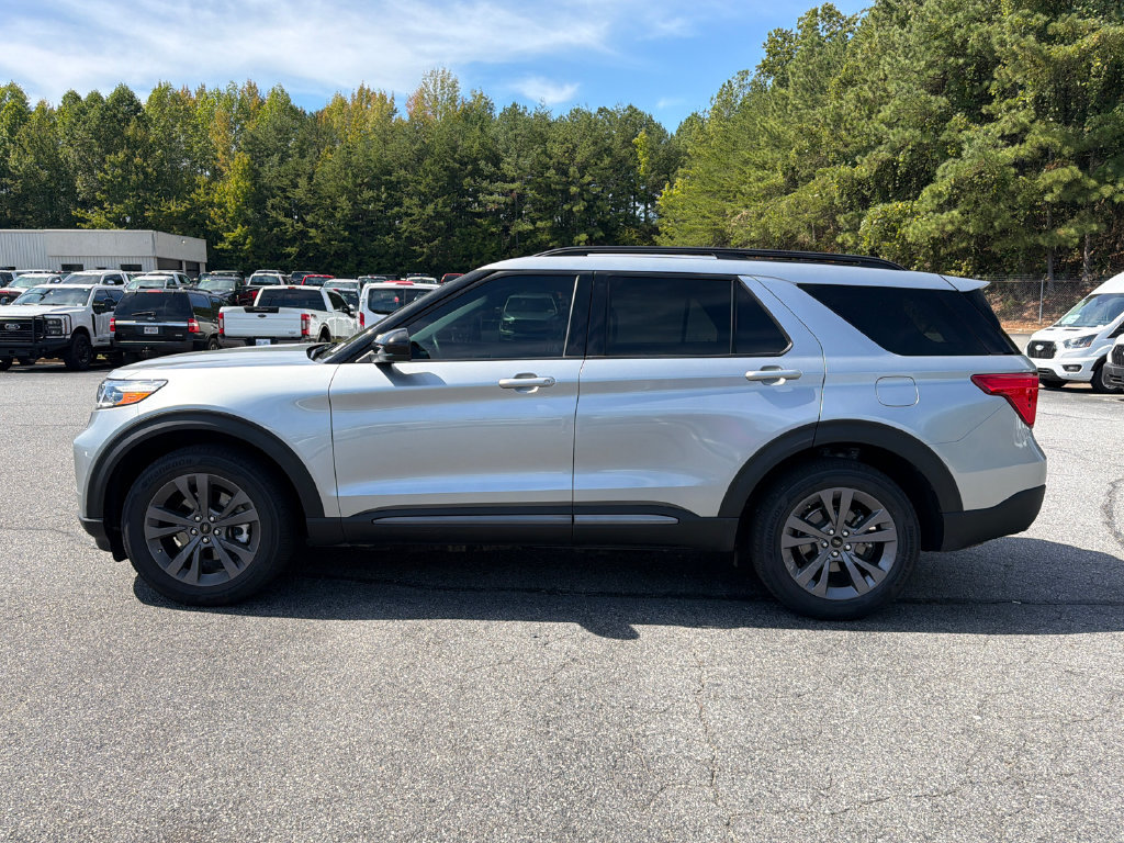 Used 2024 Ford Explorer XLT w/ Equipment Group 202A AWD/4WD image 4