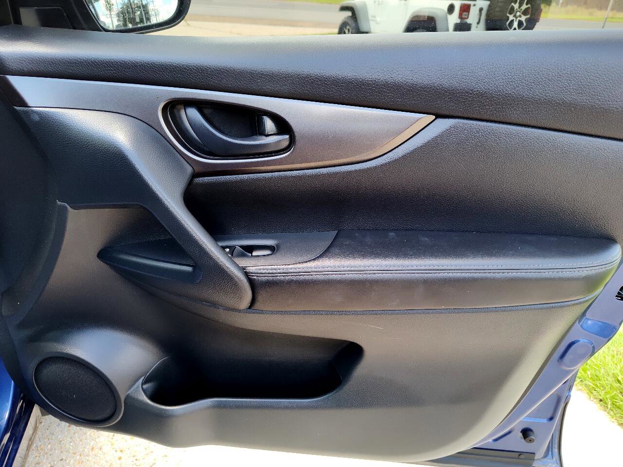 Used 2022 Nissan Rogue Sport S image 22