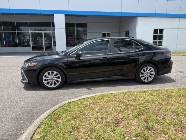 Used 2022 Toyota Camry LE FWD image 4