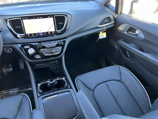 New 2026 Chrysler Pacifica Limited w/ Uconnect Theater Family Group image 36