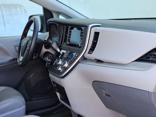 Used 2020 Toyota Sienna L image 13