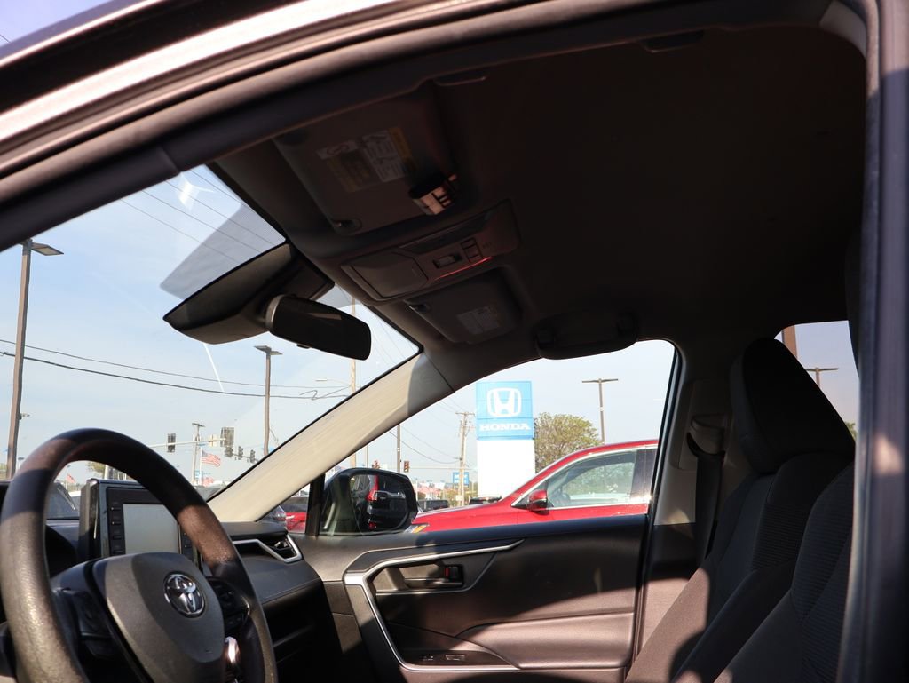 Used 2021 Toyota RAV4 LE AWD/4WD image 10