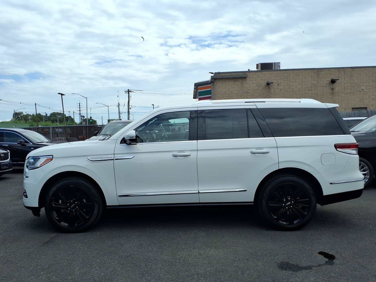 Used 2022 Lincoln Navigator Reserve AWD/4WD image 7