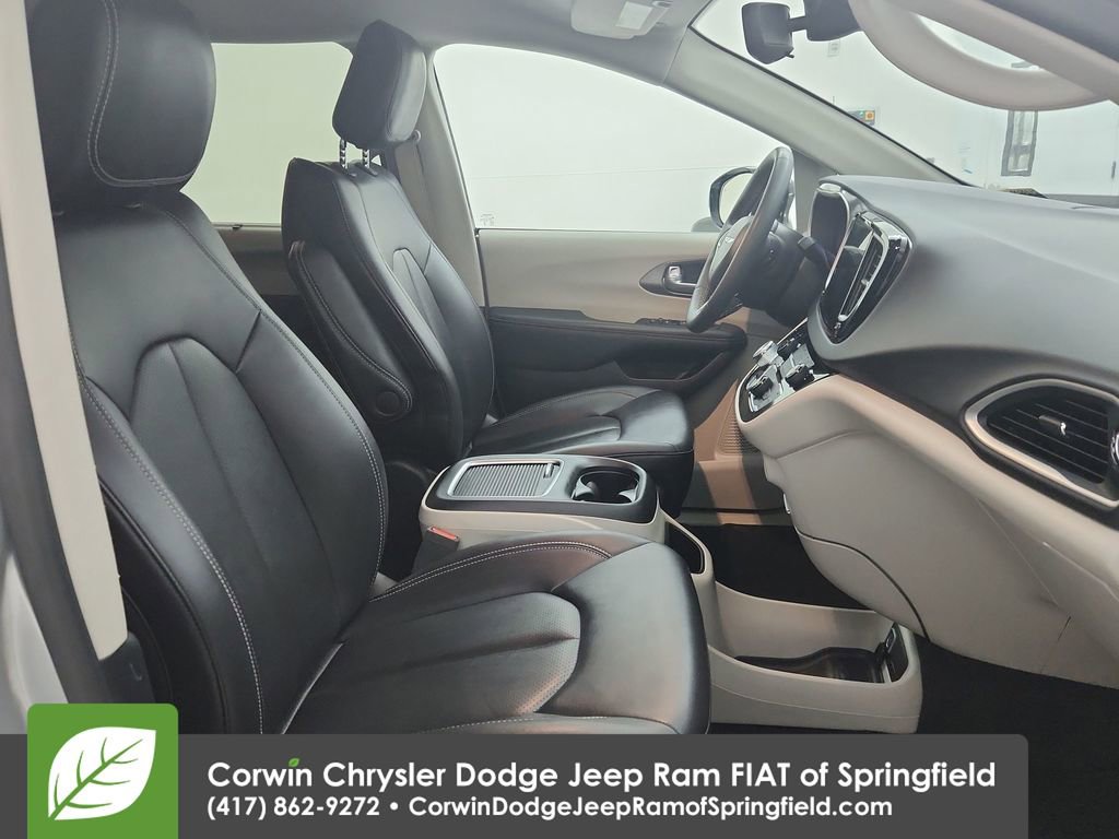 Certified 2024 Chrysler Pacifica Touring-L image 33