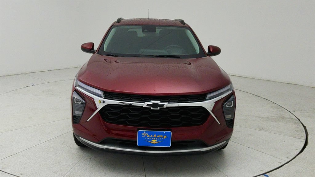 Used 2025 Chevrolet Trax LT w/ Driver Confidence Package FWD image 2
