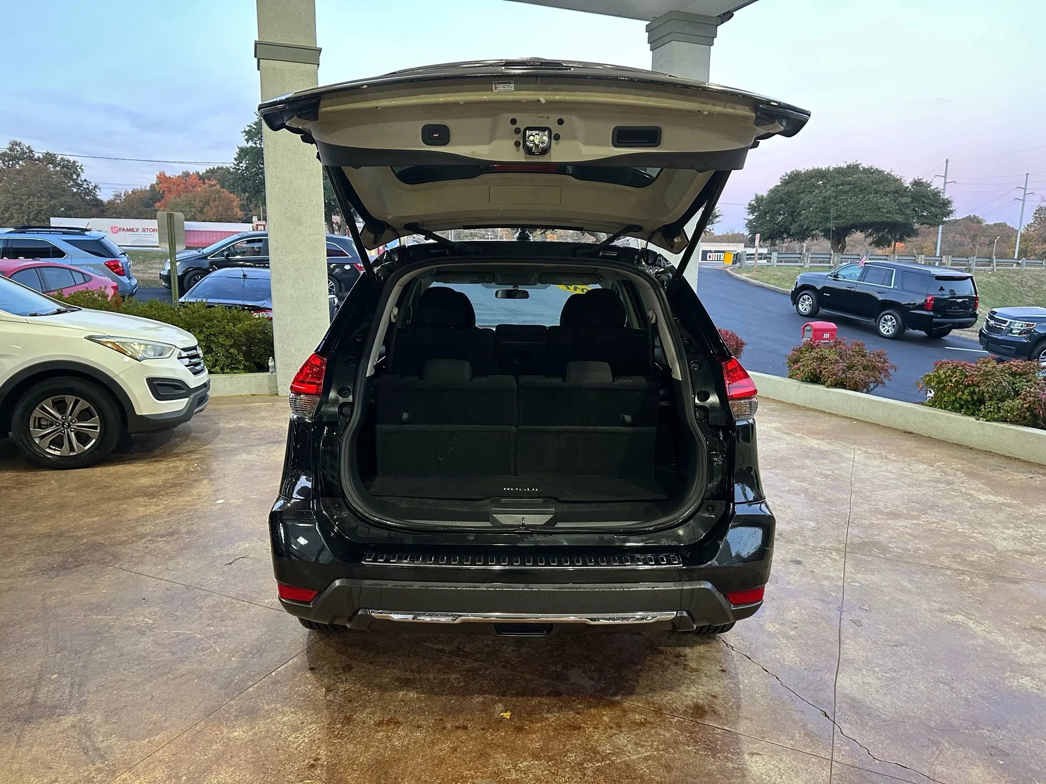 Used 2017 Nissan Rogue SV w/ SV Premium Package image 25