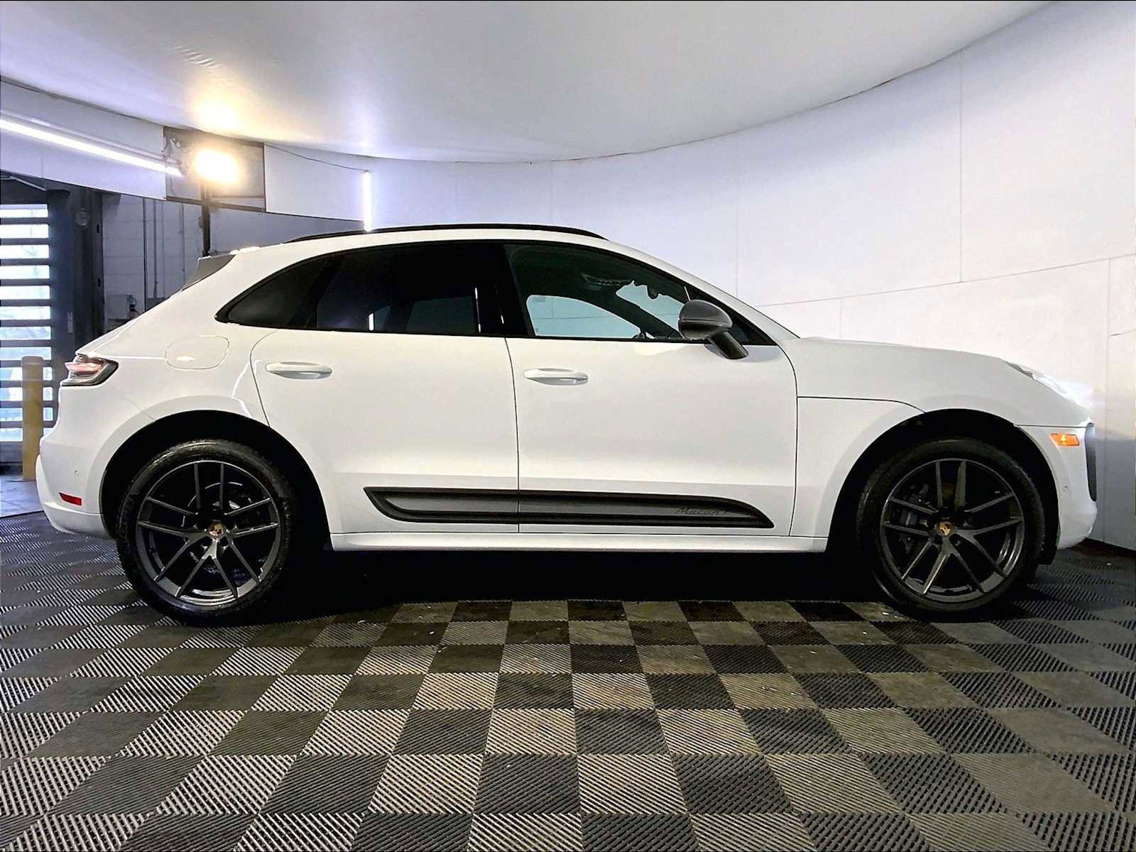 Certified 2023 Porsche Macan Turbo image 8