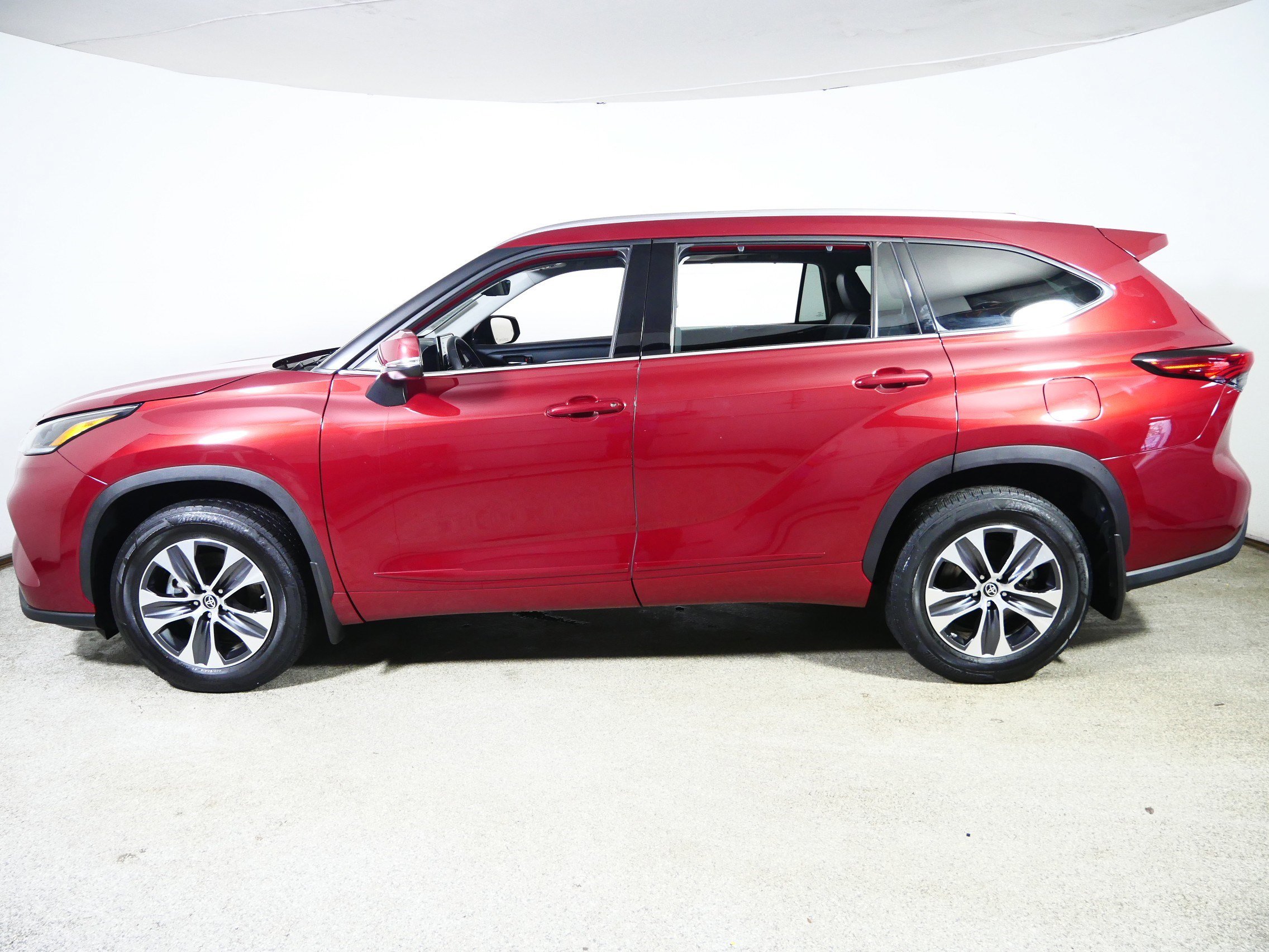 Used 2021 Toyota Highlander XLE AWD/4WD image 4