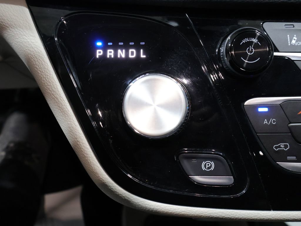 Certified 2024 Chrysler Pacifica Select image 37