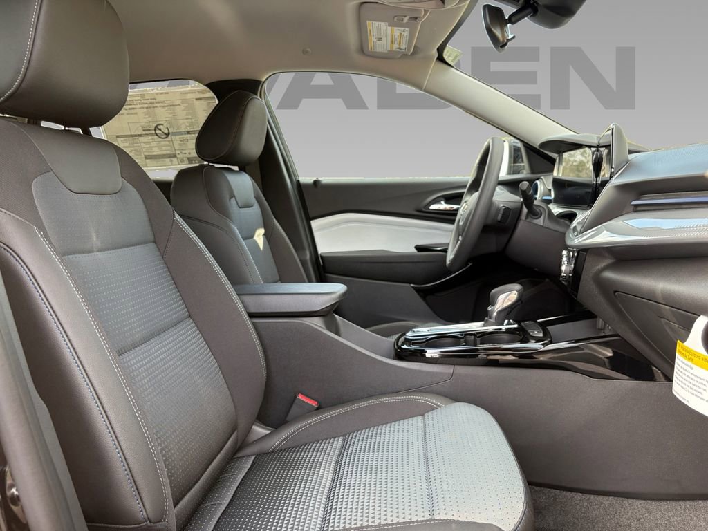 Used 2025 Chevrolet Trax LT w/ LT Convenience Package FWD image 8