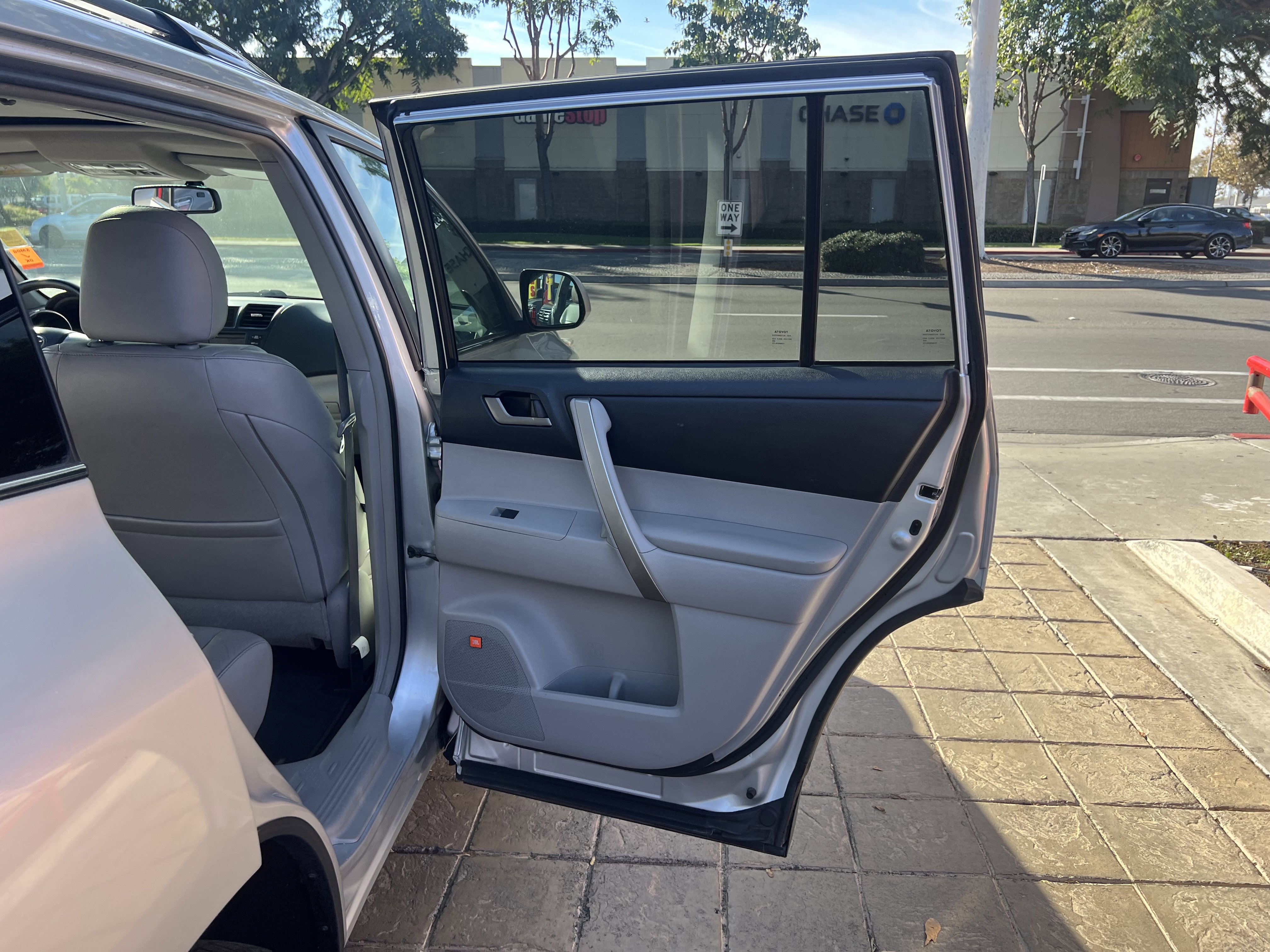 Used 2011 Toyota Highlander SE w/ Tow Pkg FWD image 29