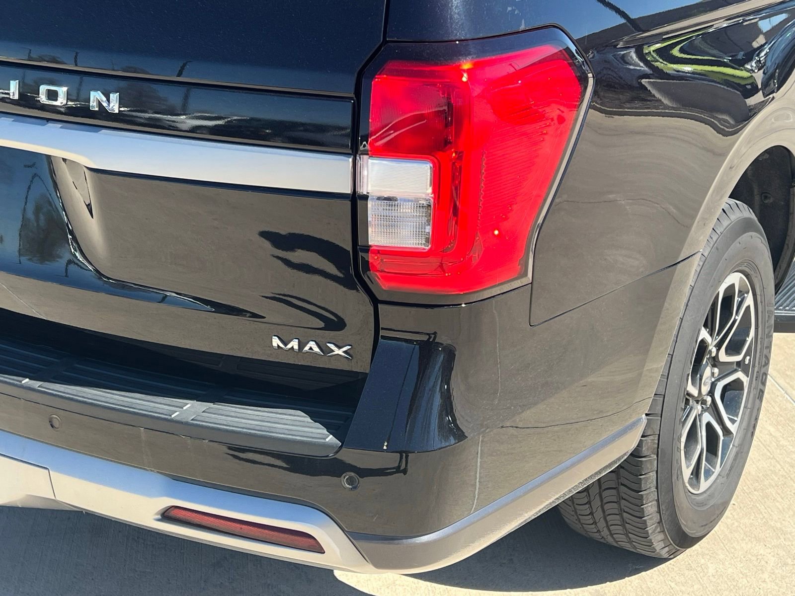 Used 2024 Ford Expedition Max XLT image 13