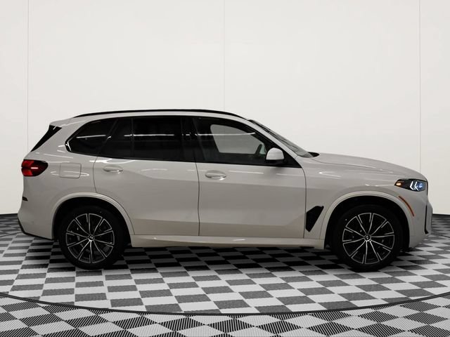 New 2026 BMW X5 xDrive40i w/ M Sport Package AWD/4WD image 2