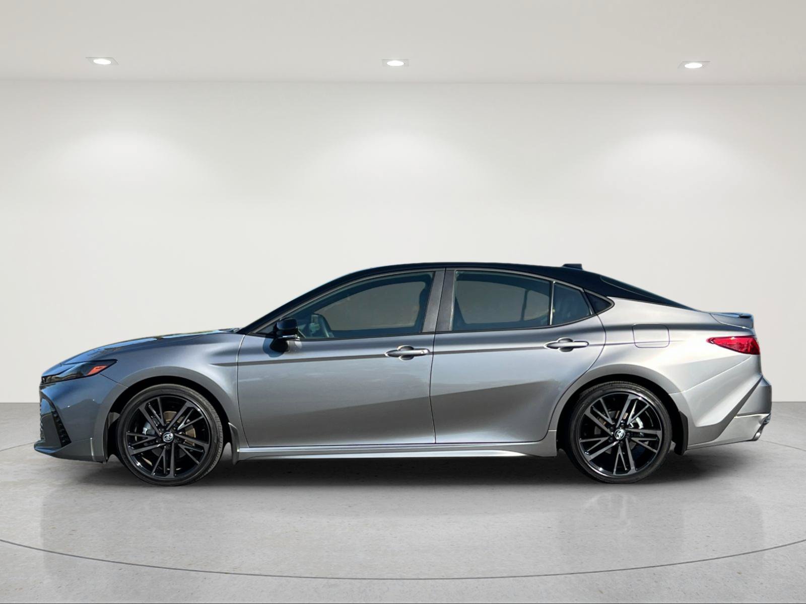 Used 2025 Toyota Camry XSE FWD image 2