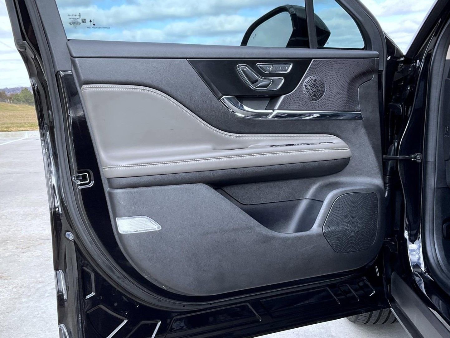 Certified 2024 Lincoln Corsair AWD w/ Equipment Group 101A image 9