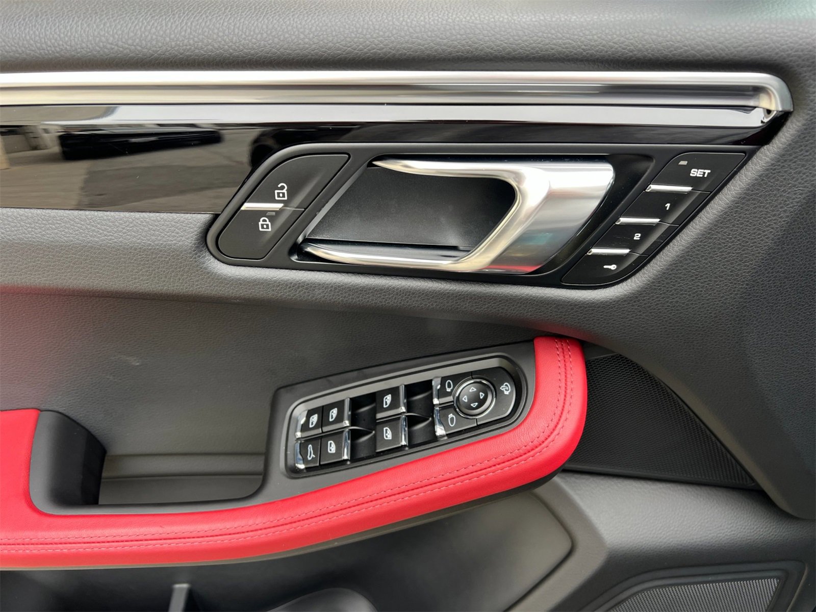 Used 2025 Porsche Macan image 12