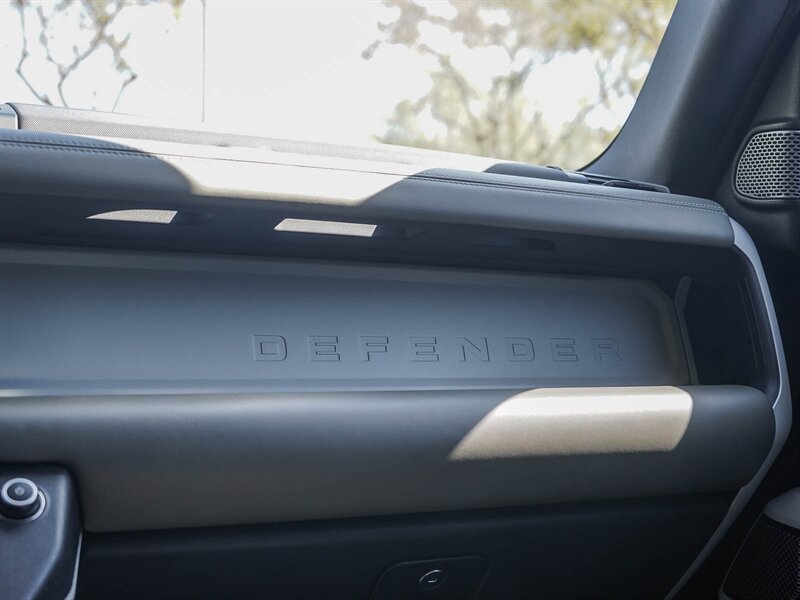 Used 2020 Land Rover Defender 110 SE AWD/4WD image 24