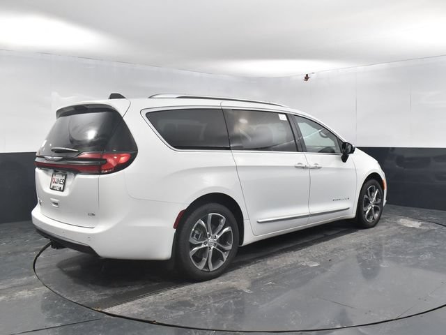 New 2026 Chrysler Pacifica Pinnacle w/ Trailer Tow Group AWD/4WD image 9