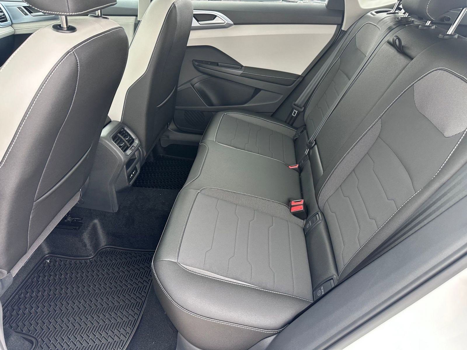 New 2026 Volkswagen Taos SE image 12