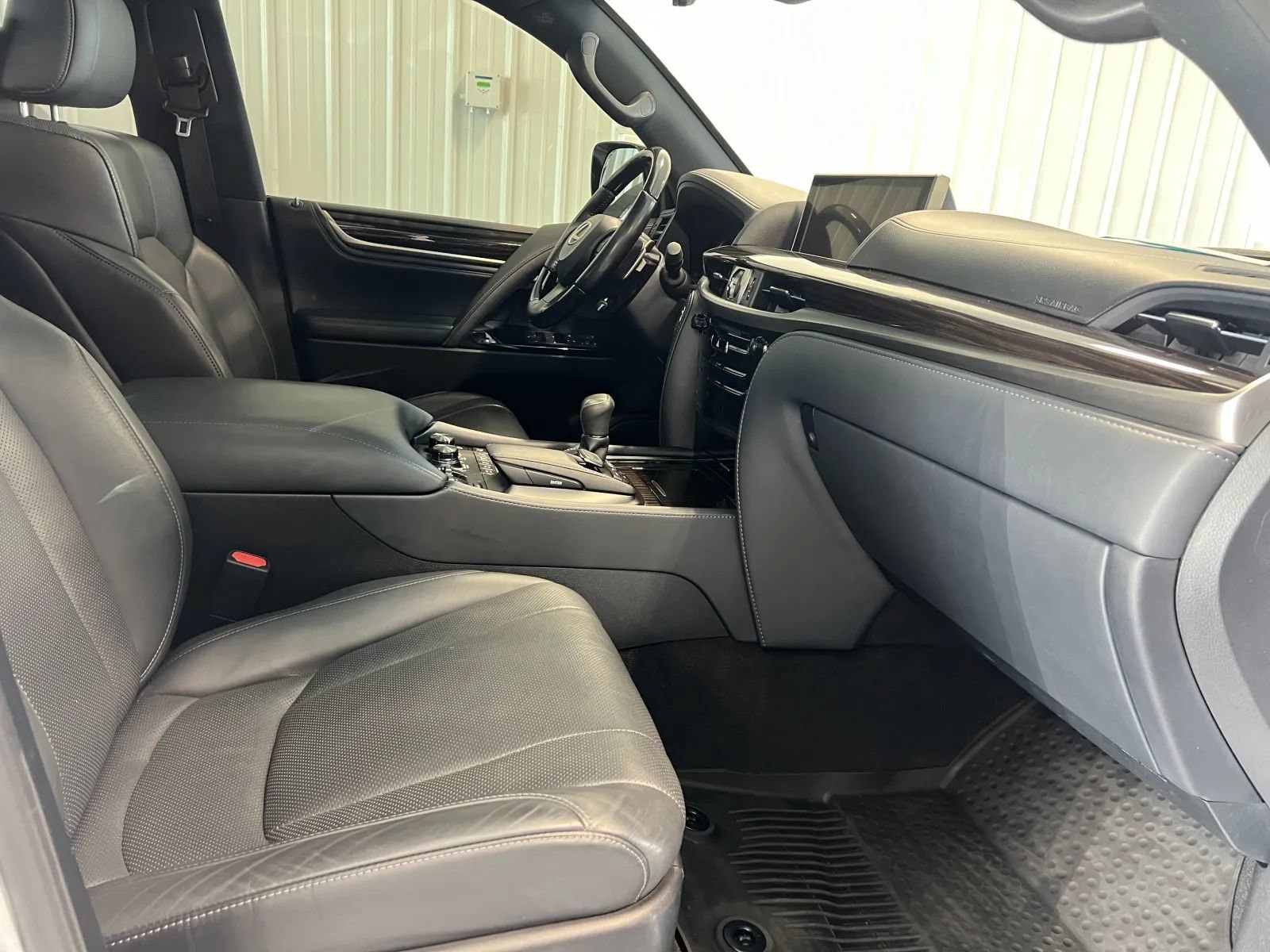 Used 2021 Lexus LX 570 4WD w/ Sport Package image 38