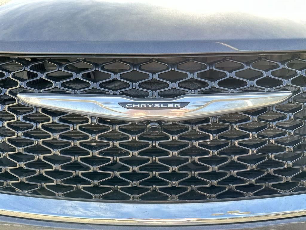 Used 2023 Chrysler Pacifica Touring-L image 28