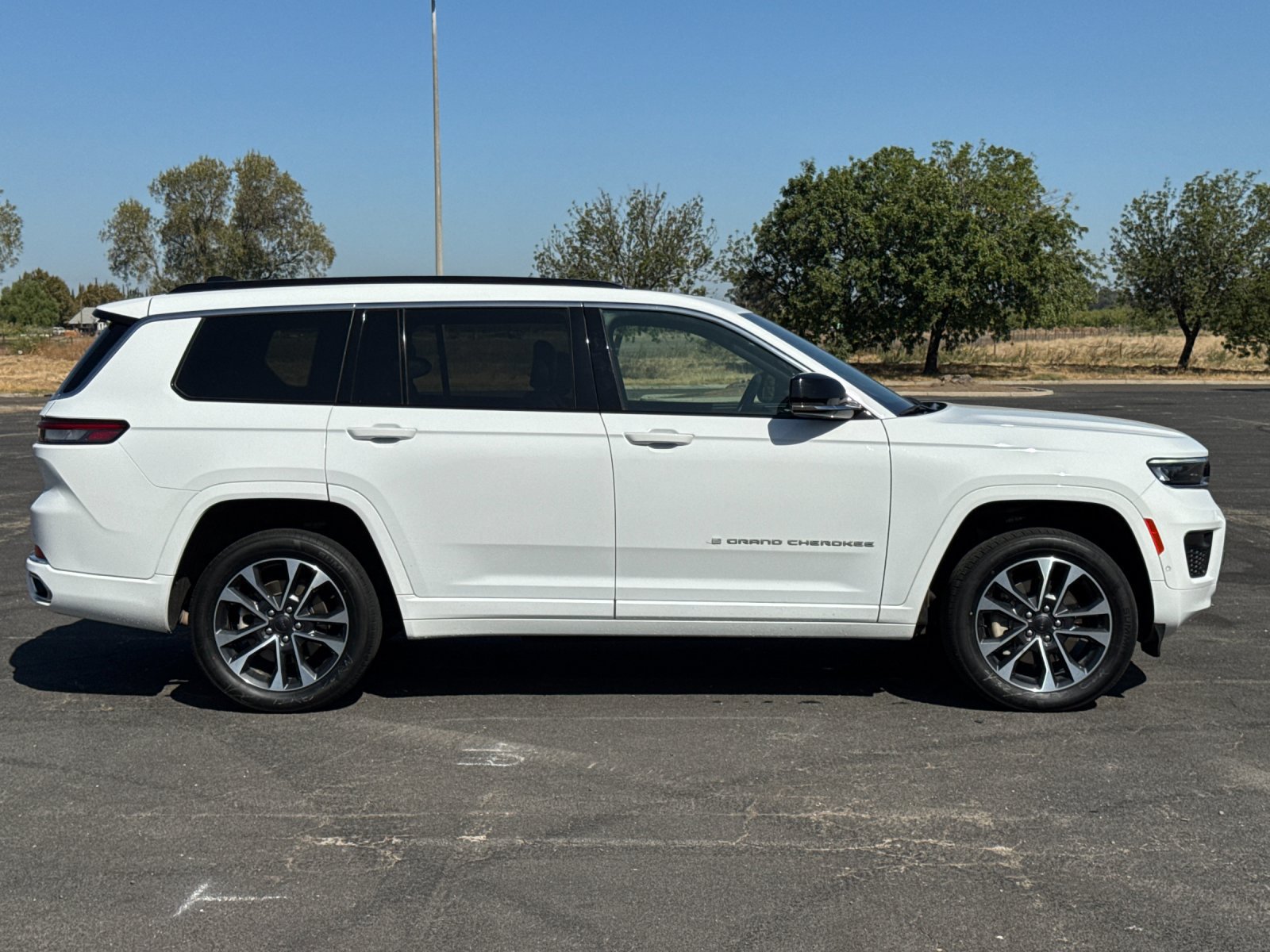 Used 2024 Jeep Grand Cherokee L Overland w/ Trailer Tow Package AWD/4WD image 3