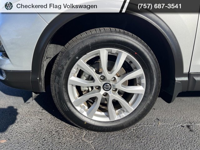 Used 2021 Nissan Rogue Sport SV image 2