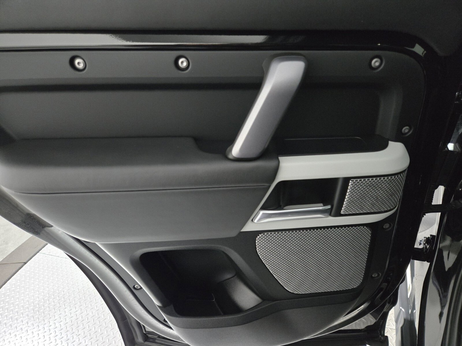 Used 2023 Land Rover Defender 130 X-Dynamic SE image 23