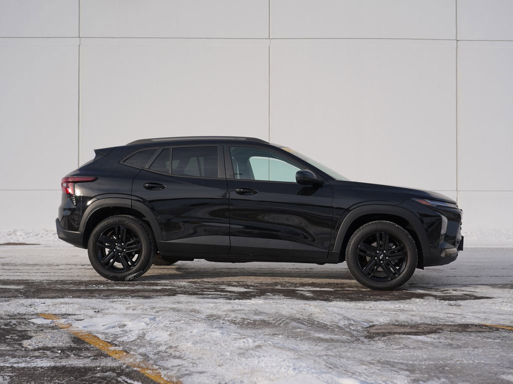 Used 2024 Chevrolet Trax ACTIV w/ Driver Confidence Package image 2