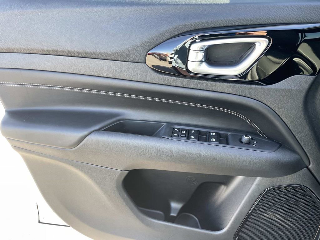 Used 2024 Jeep Compass Latitude w/ Convenience Group image 13